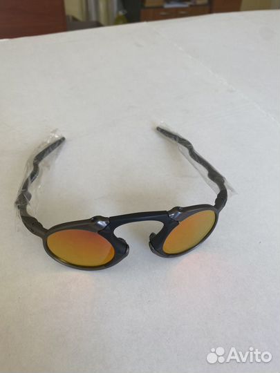 Солнцезащитные очки Oakley