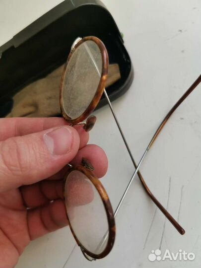 Старинные очки в футляре