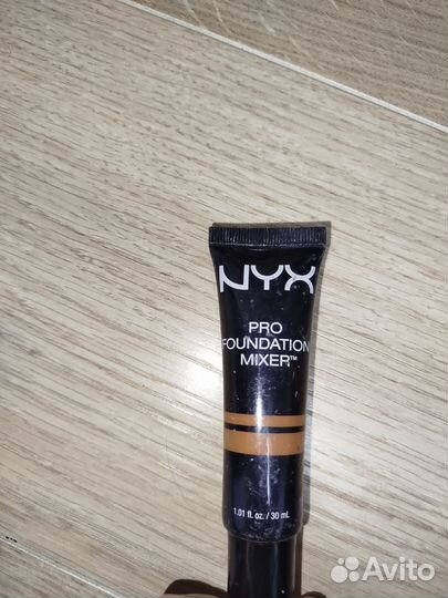 Аджастер NYX. Тональный крем тёмный