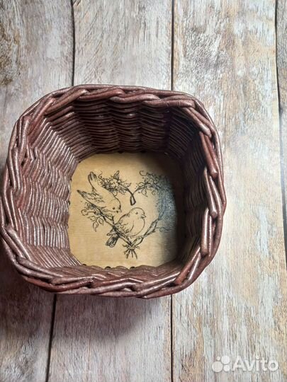 Короб на фанерном дне из бумажной лозы