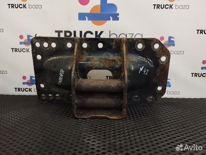 81412055057 Кронштейн траверсы кпп левый