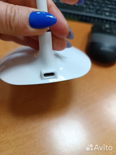 Светодиодная лампа с беспроводной зарядкой