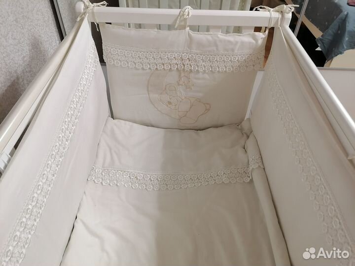 Детская кроватка с маятником и ящиком