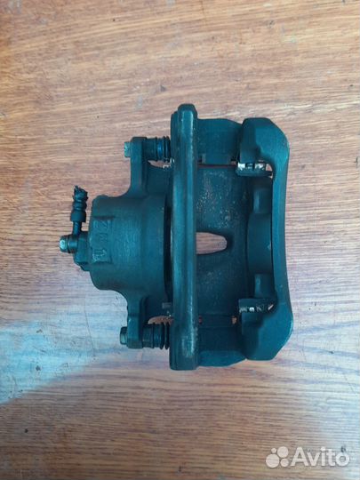 Суппорт передний правый Toyota Isis