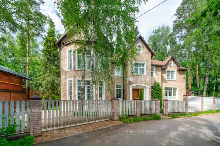 Коттедж 435 м² на участке 15 сот.