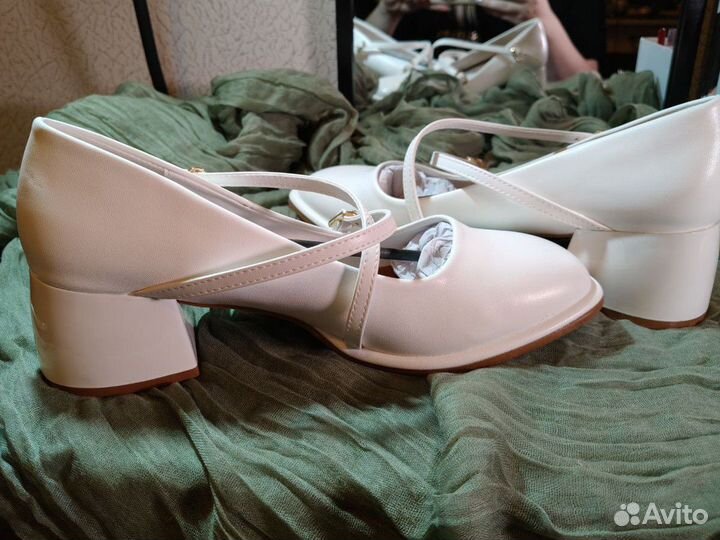 Туфли женские белые