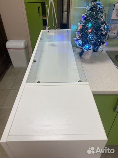 Стойка стелаж администратора для салона студии