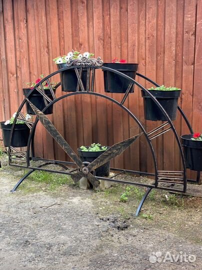 Кованая цветочница