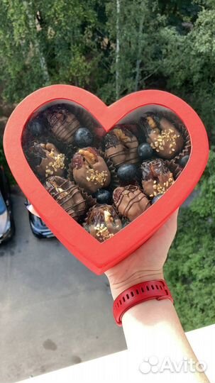 Конфеты ручной работы, клубника в шоколаде