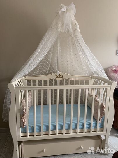 Детская кроватка с маятником и ящиком