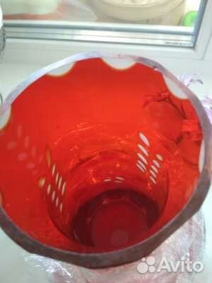 Ваза из красного стекла с резьбой