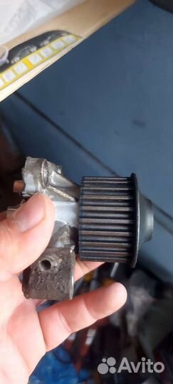 Помпа с роликом mitsubishi carisma 1.6