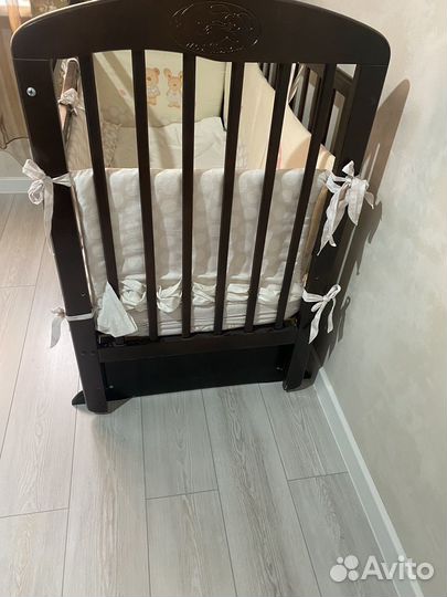 Детская кроватка с механизмом для укачивания