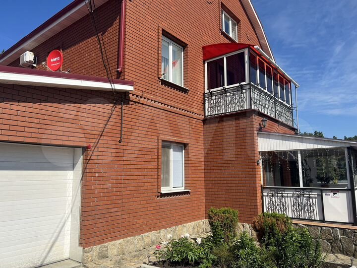 Коттедж 253 м² на участке 12 сот.