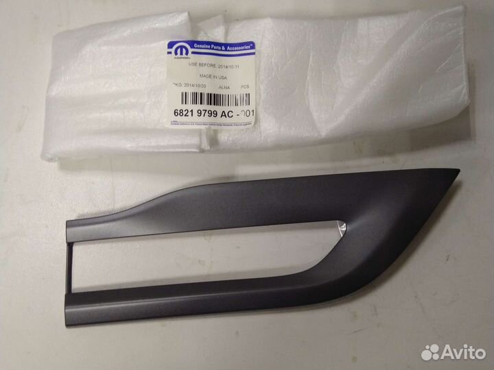 Jeep Grand Cherokee WK2 накладка левого внутреннег