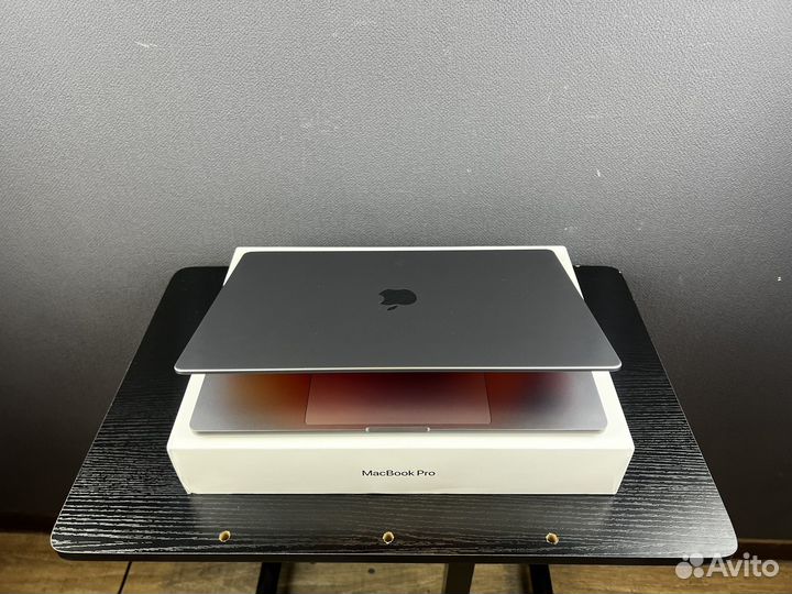 MacBook Pro 16 late 2021 m1 pro новый