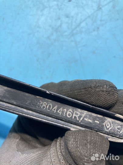 Поводок стеклоочистителя передний Renault Logan 1