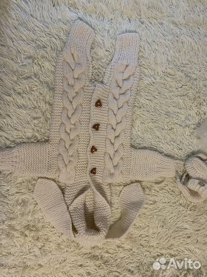 Вязанный костюм Зайка с шапочкой и пинетками