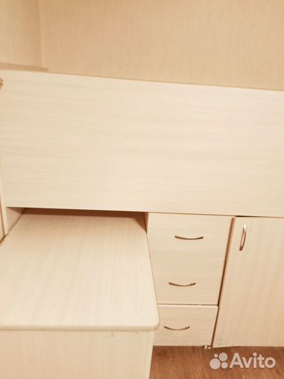 Детская кровать чердак со столом и шкафчиками