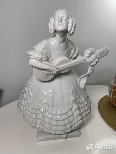 Фарфоровая статуэтка Девушка Херенд (Herend)
