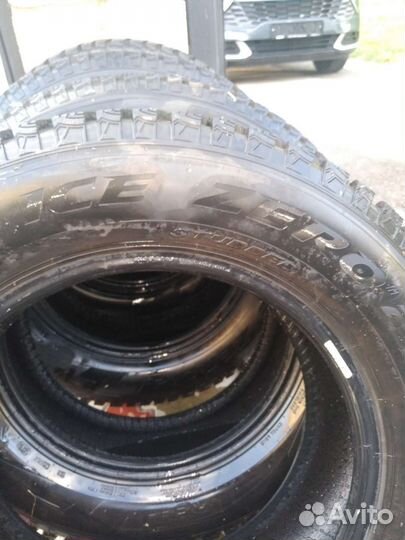 Pirelli Ice Zero 2 215/65 R16