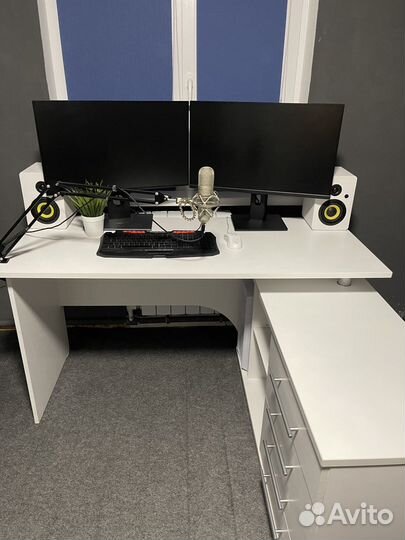 Угловой компьютерный стол Hoff