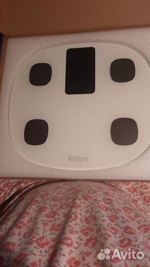 Весы напольные электронные Kitfort KT-808 белый