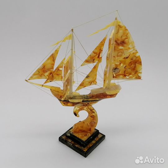 Кораблик янтарный сувенир парусник