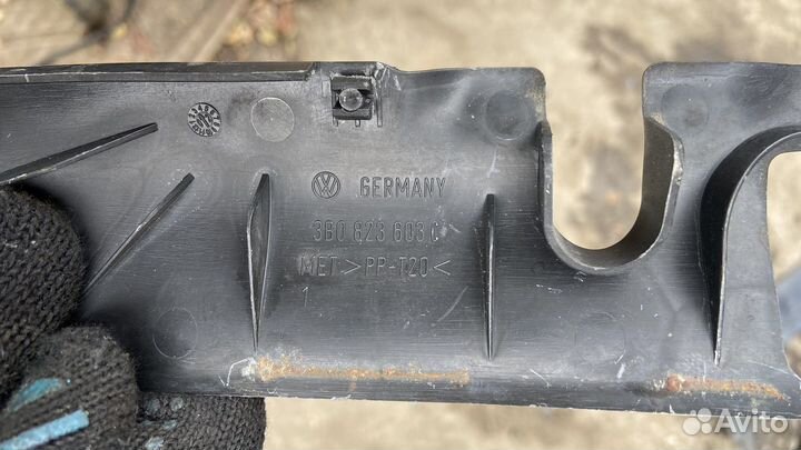 Накладка замка капота Volkswagen Passat B5+