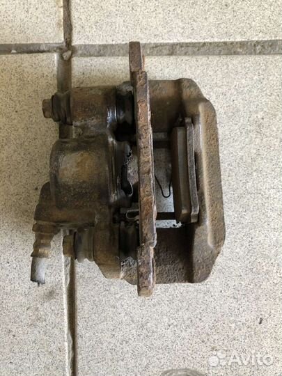 Суппорт тормозной задний Mitsubishi Montero Sport