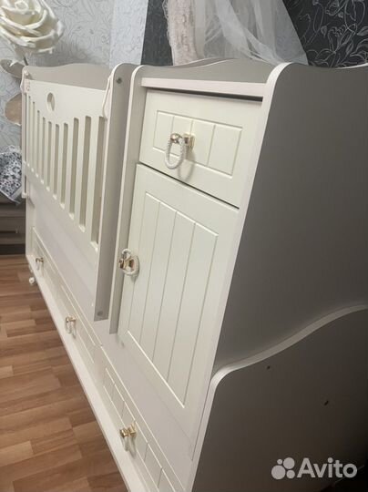 Детская кроватка с маятником