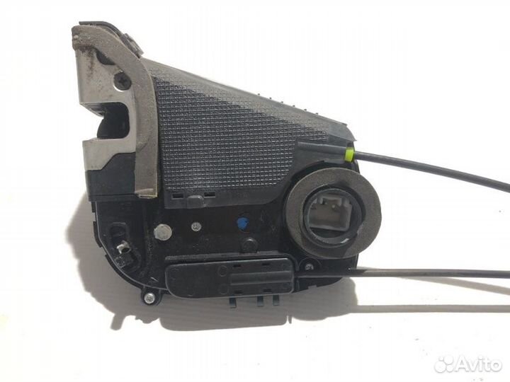 Замок боковой двери задний левый Toyota Vitz NCP95