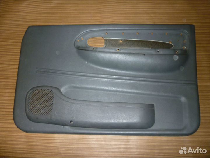 Обшивка правой передней двери Kia Sportage 1