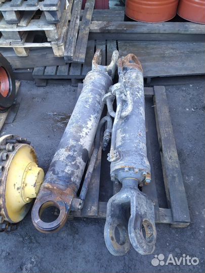 Цилиндр поднятия стрелы Volvo L180E L180F L180G