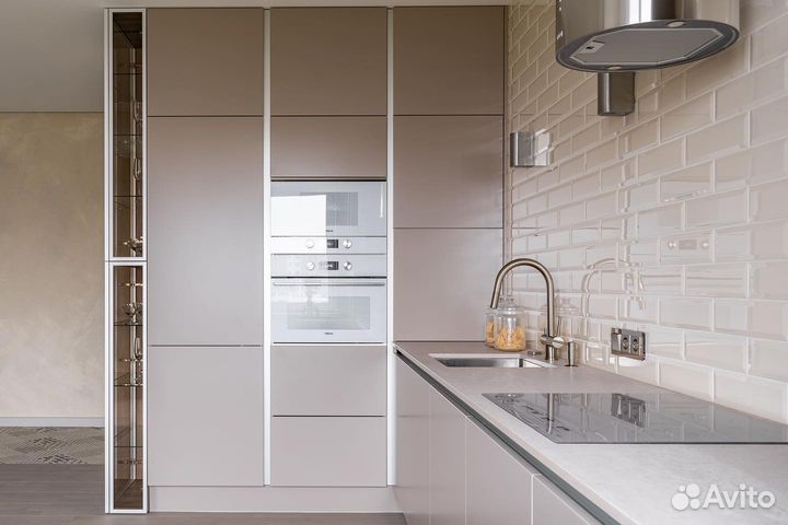 Кухня современная без верхних шкафов