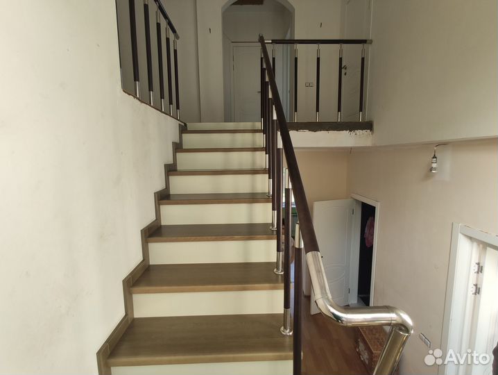 Перила с деревом 51 поручень со вставкой бук