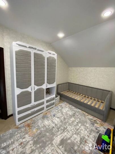 Мягкая интерьерная кровать с вертикальной стяжкой