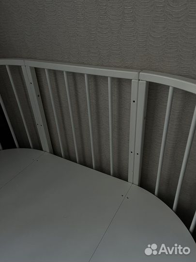 Детская кроватка с маятником