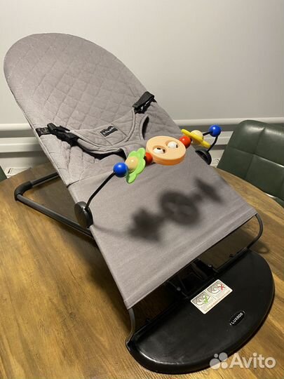 Шезлонг детский с игрушкой