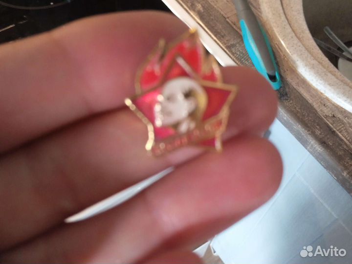 Значок пугавицы