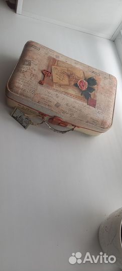 Чемодан для интерьера