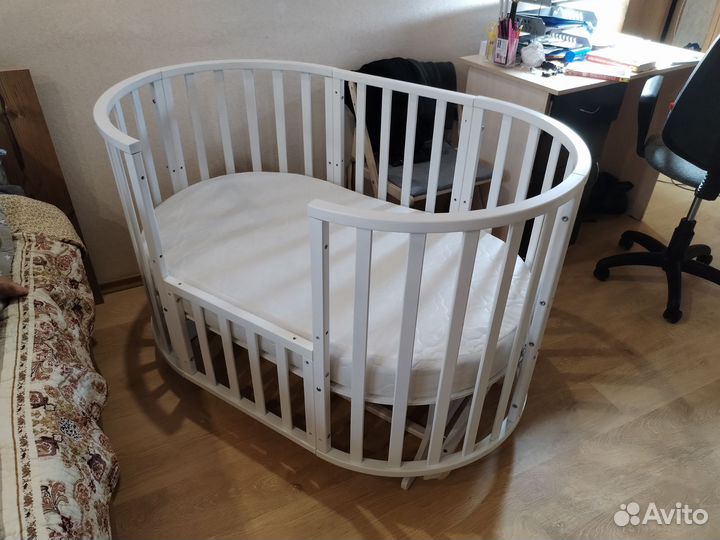 Детская кроватка с маятником