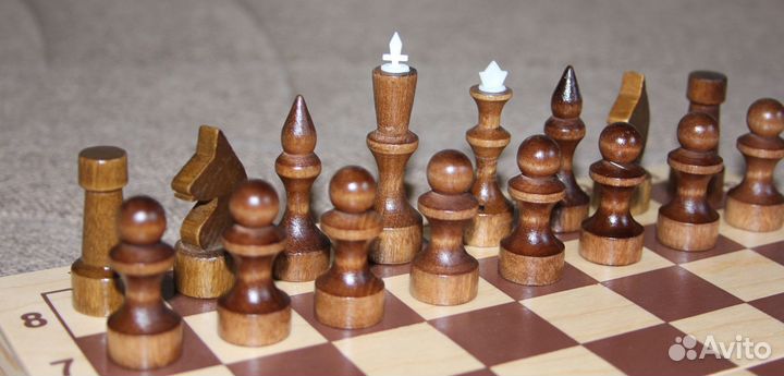 Деревянные лакированные шахматы с доской 29 см