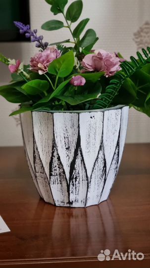 Искусственные цветы в кашпо из гипса