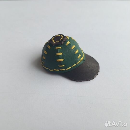 Брелок мини кепка