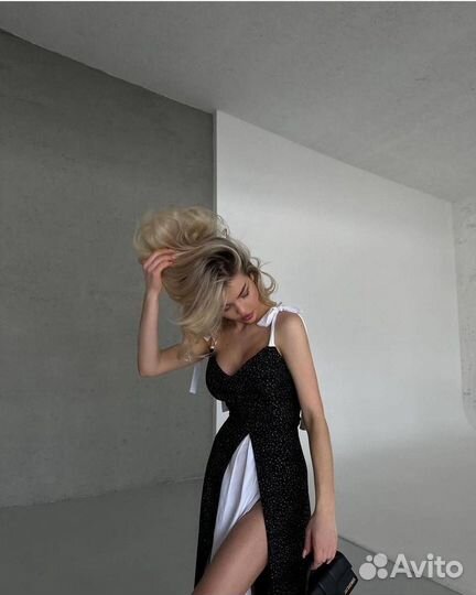 Платье с разрезом