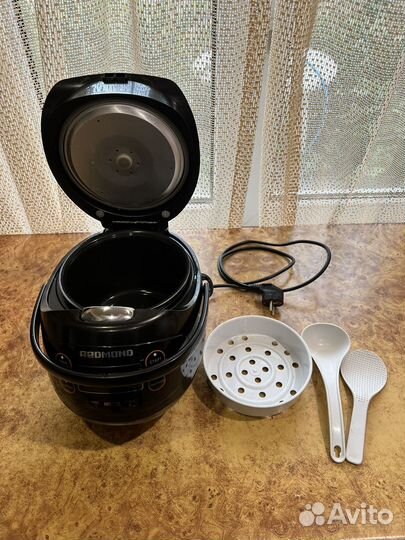 Мультиварка Redmond RMC-03