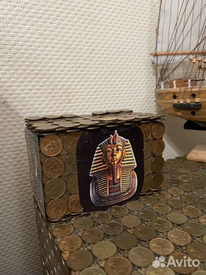 Маленькая шкатулка в виде сундучка