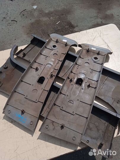 Накладка центральной стойки Nissan Terrano 2