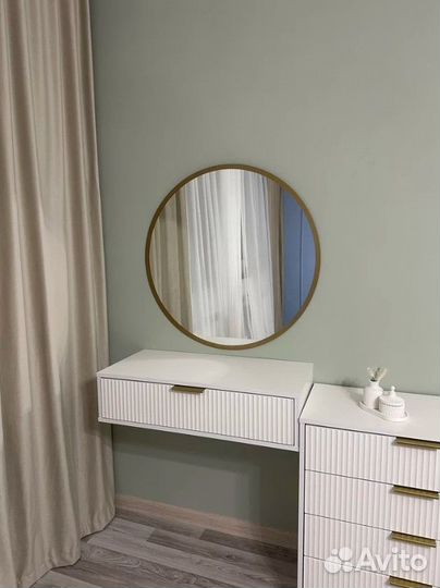 Круглое зеркало для дома с окантовкой